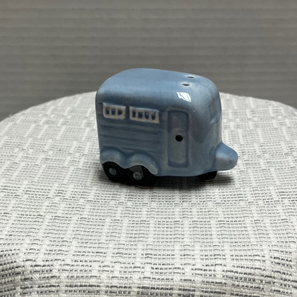 Blue Truck and Camper Salt and Pepper Shakers - Picture 8 of 9